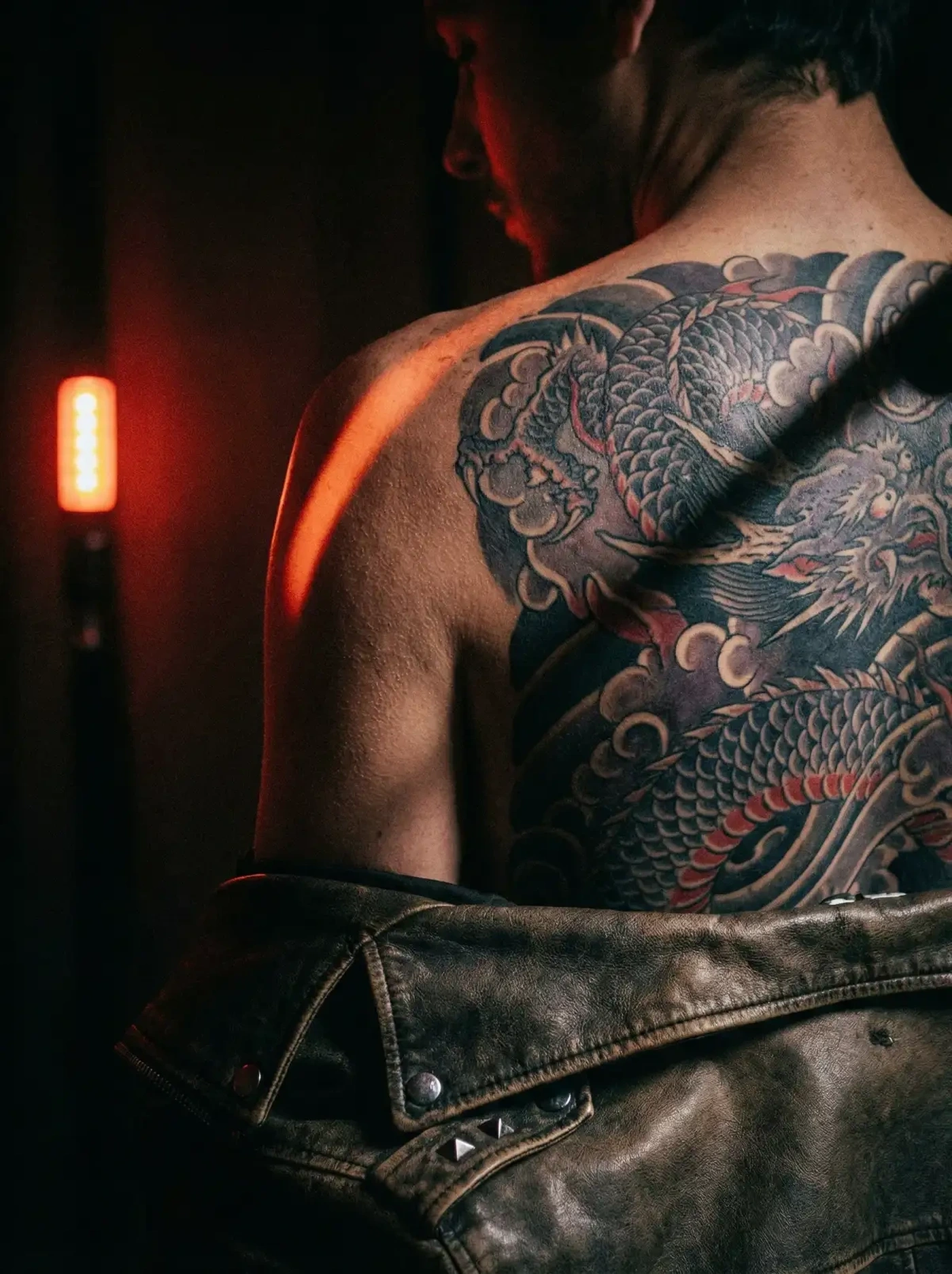 花臂夫夫 背部龙纹身 - 守护与羁绊的象征